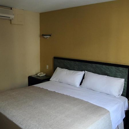 גואדלחארה Hotel Universo מראה חיצוני תמונה