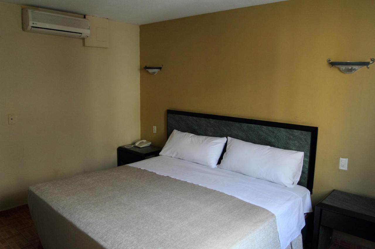 גואדלחארה Hotel Universo מראה חיצוני תמונה