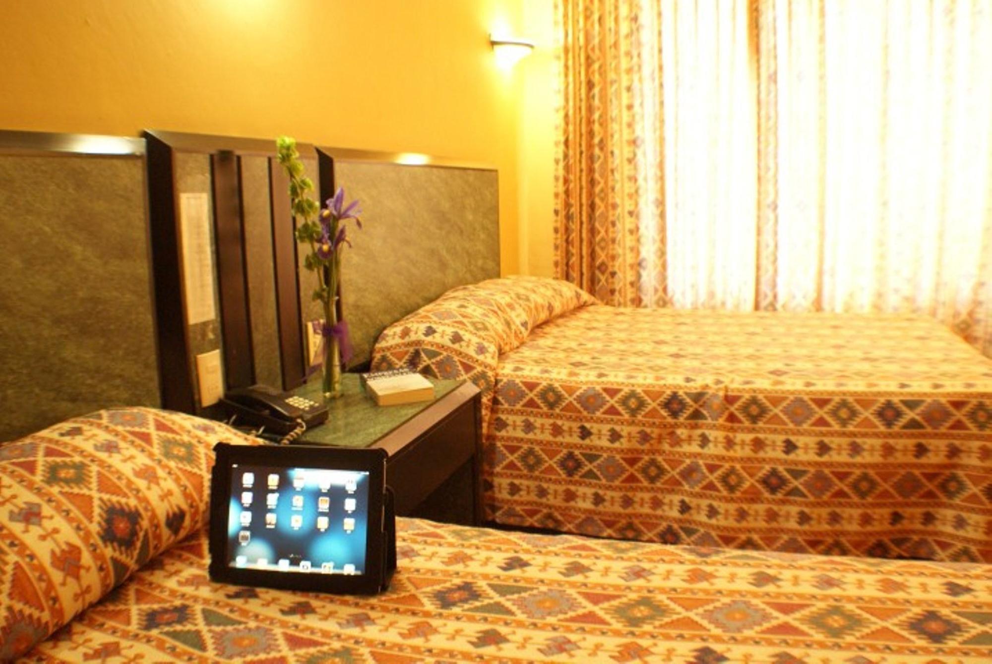 גואדלחארה Hotel Universo מראה חיצוני תמונה