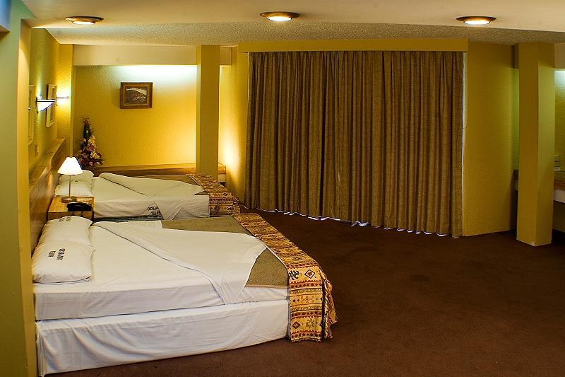 גואדלחארה Hotel Universo מראה חיצוני תמונה