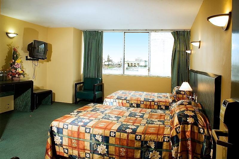 גואדלחארה Hotel Universo מראה חיצוני תמונה