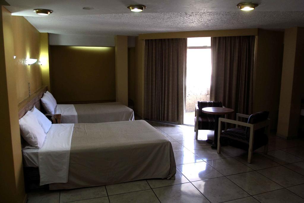 גואדלחארה Hotel Universo חדר תמונה