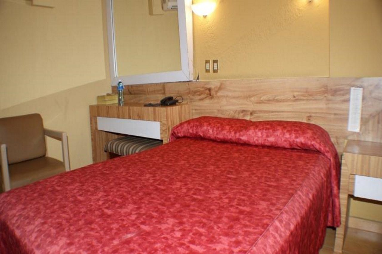 גואדלחארה Hotel Universo מראה חיצוני תמונה